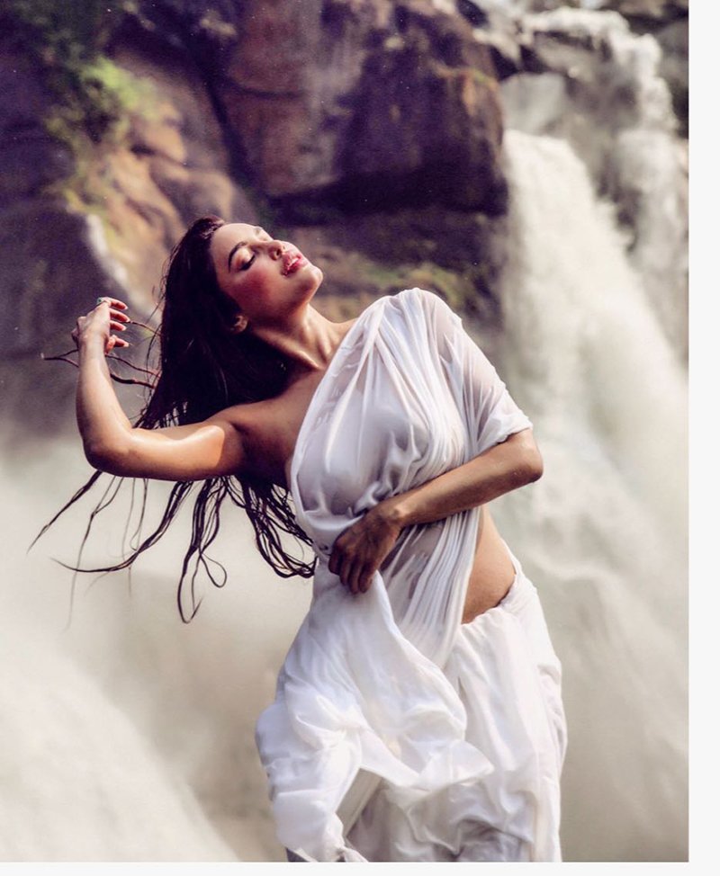 Gizele Thakral Does A Mandakini Gizele Thakral Does A Mandakini