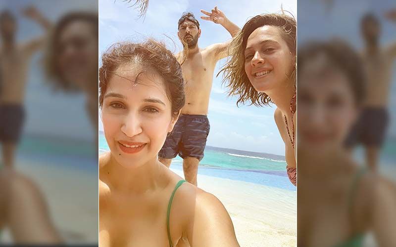 Yuvraj Singh Soaks In Vitamin Sea With Bikini-Clad Hazel Keech And Sagarika Ghatge In This Throwback Beach Picture