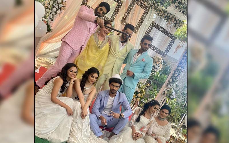 Ishq Mein Marjawan 2: Helly Shah And Her Co-Stars Celebrate The Finale Week Of The Show; Manasvi Vashist Pops A Champagne Bottle - WATCH