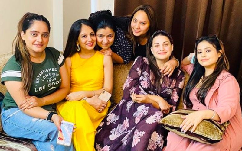After Himanshi Khurana Tests Negative For COVID-19, Bigg Boss 13 Former Contestant Dances To Punjabi Songs With Her Girl Gang - VIDEO