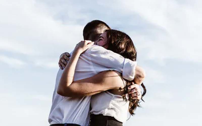 Happy Hug Day 2021: The Health Benefits Of Hugging You All Should Know About