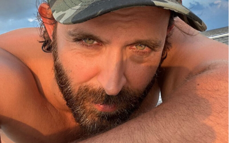 WOW! Hrithik Roshan Shares His SHIRTLESS Selfie; Internet Just Can’t Stop Gushing Over His Green Eyes; Here’s How Karan Johar -Zoya Akhtar Reacted