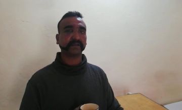 बॉलीवुड सितारों ने की आईएएफ पायलट को वापस लाने की अपील
