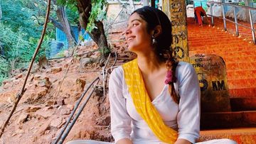 Janhvi Kapoor Arrives At Holy Tirupati; Hailed By Fans For Walking All The Way Through Tirumala