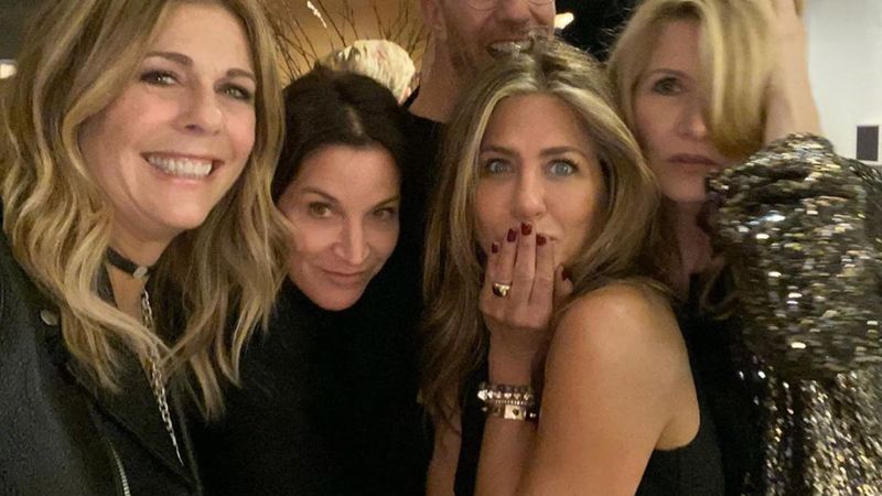 Jennifer Aniston, Courteney Cox, Rita Wilson Go ‘CHEESE’ As They Welcome Christmas Holidays With A Bang