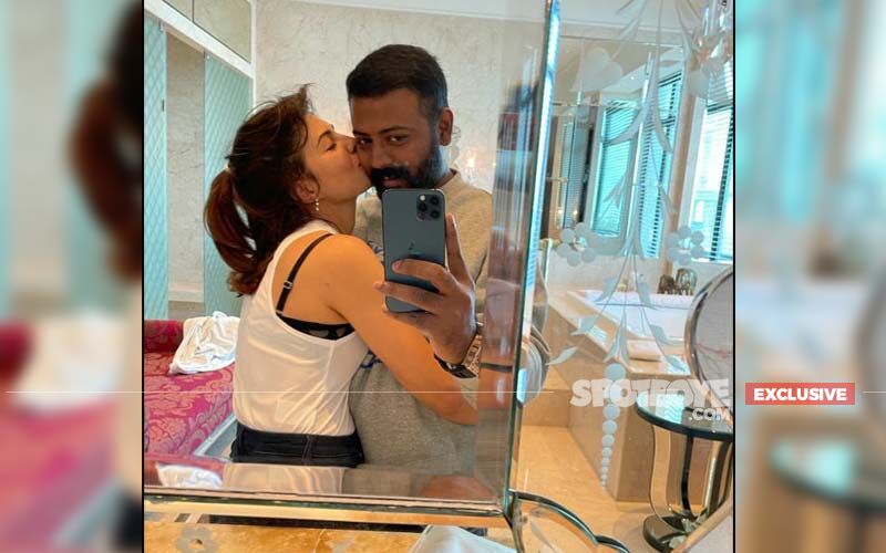 EXCLUSIVE PIC: Jacqueline Fernandez Gives A KISS To Conman Sukesh Chandrasekhar On Cheek In This Loved-Up Mirror Selfie; Was The Actress Dating Him?