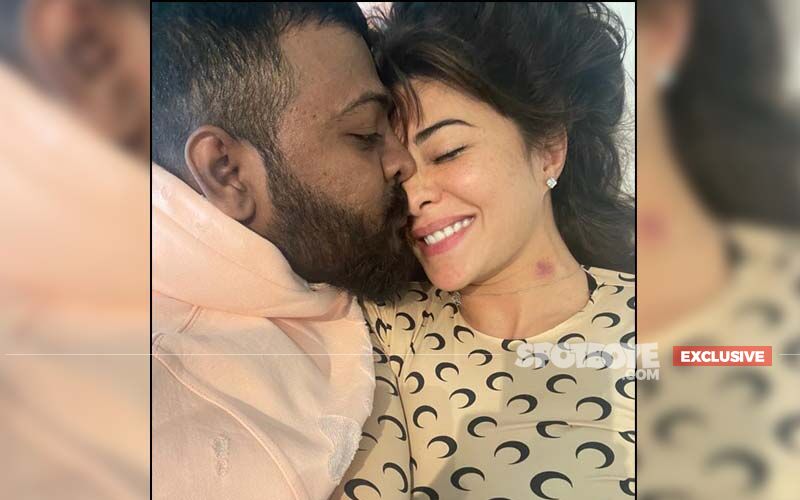 EXCLUSIVE PIC: Jacqueline Fernandez Flaunts Her LOVE BITE; Conman Sukesh Chandrasekhar Gives A KISS To The Actress In New Photo