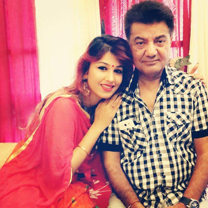 Jasleen Mathuru With Her Father Kesar Matharu