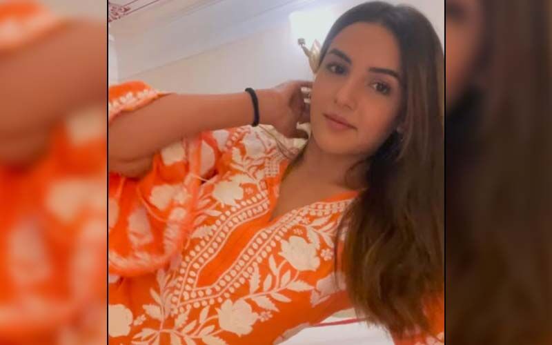 Bigg Boss 14's Jasmin Bhasin Treats Fans With A Video From Her Bedroom; Beau Aly Goni Says, 'Sadke Tere Te' -WATCH