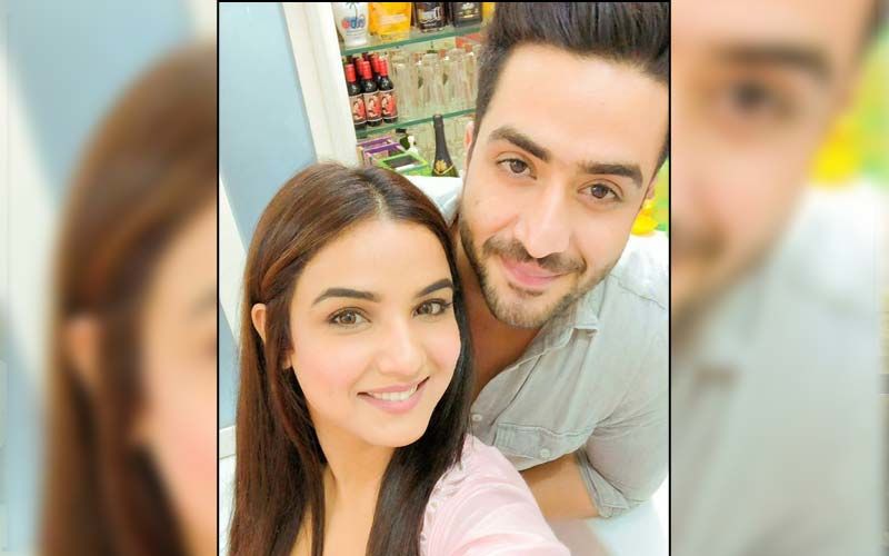 Jasmin Bhasin Stuns In A Pastel Crop Top And Raises The Hotness Quotient; Aly Goni Has Eyes Filled With Love For His Ladylove