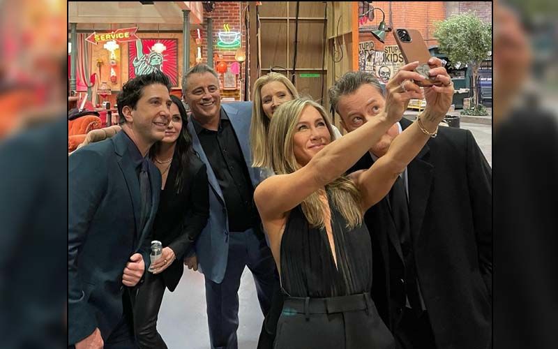 Jennifer Aniston Treats Fans With A 'Bazillionth Selfie' Of Friends Cast; Shares Justin Bieber And Hailey Baldwin's UNSEEN On-Set Pic