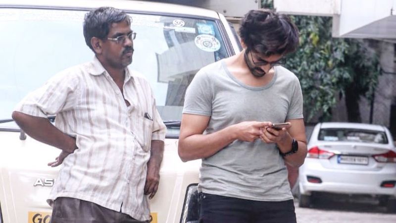 Kartik Aaryan Introduces Fans To The Uncle Who Is Casually Looking Into His Phone; Calls Him ‘Peeping Chacha’