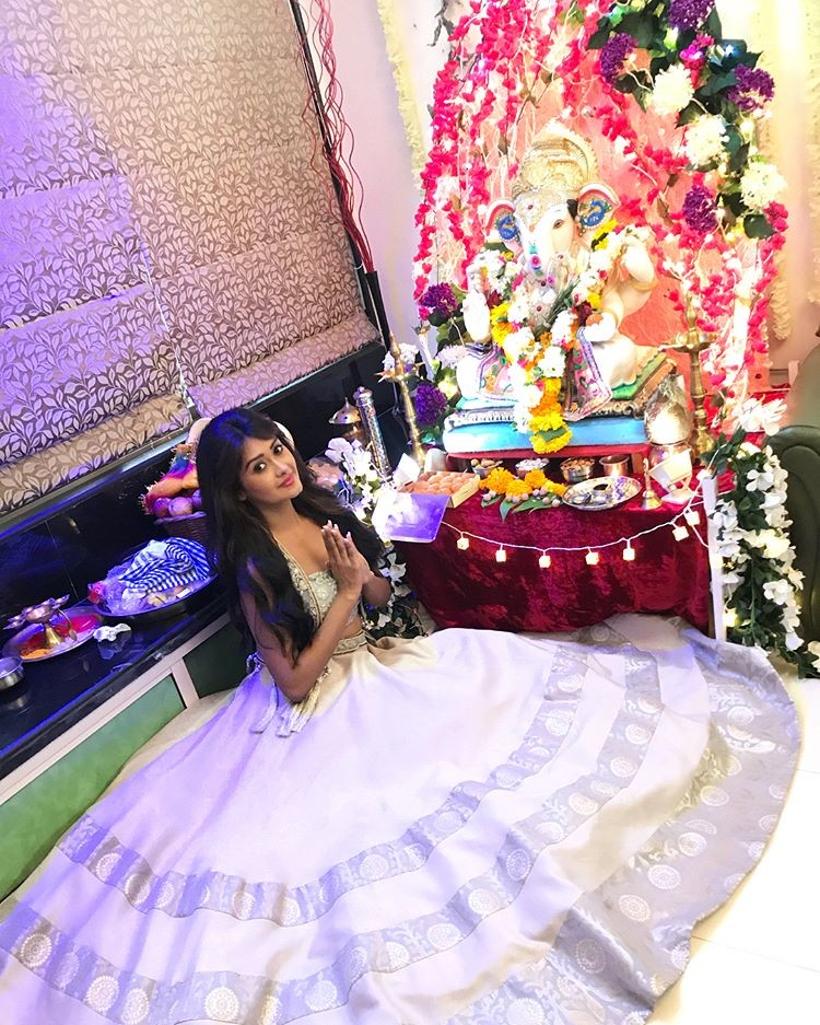 Kanchi Singh Poses With Ganesha