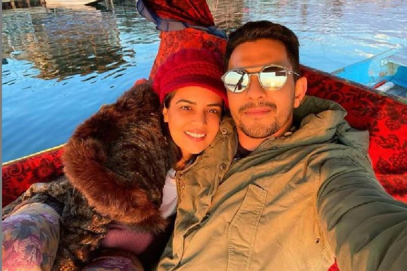 Newlyweds Aditya Narayan And Shweta Agarwal Enjoy A Shikara Ride While On Honeymoon; Singer Talks About 'Sukoon' Whilst Chilling In Kashmir