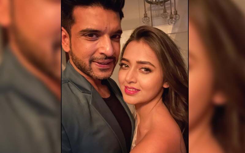 So Romantic! Karan Kundrra Holds GF Tejasswi Prakash Close, Keeps His Arms Around Her Waist While Posing Together On Naagin 6 Premiere; WATCH