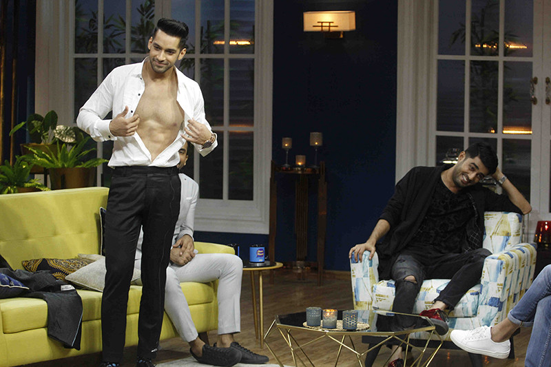 Karan Vohra Goes Shirtless On The Sets Of Juzzbaatt