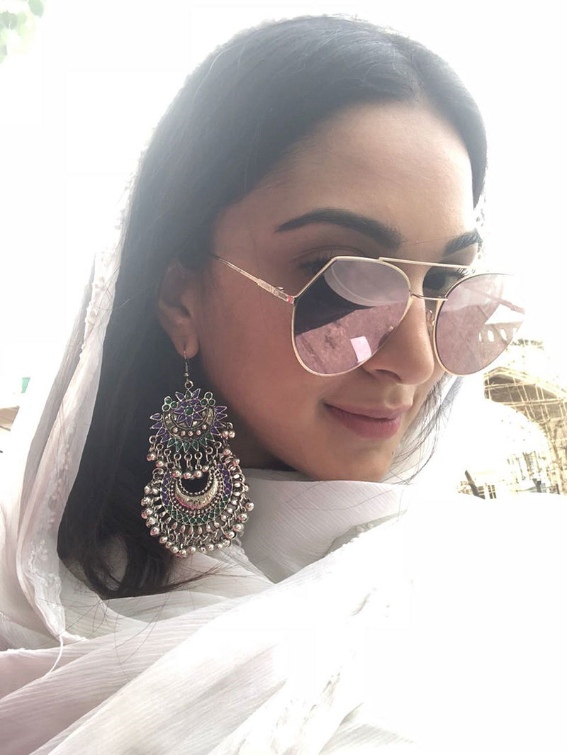 [Image: Kiara-Advani-clicks-a-selfie-while-sport...mbnail.jpg]