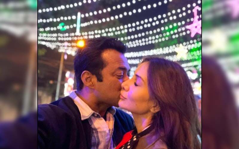Love Is In The Air! Leander Paes KISSES Kim Sharma On The Cheek In Latest Romantic Photo; Latter Says, 'We Don't Need A Mistletoe'