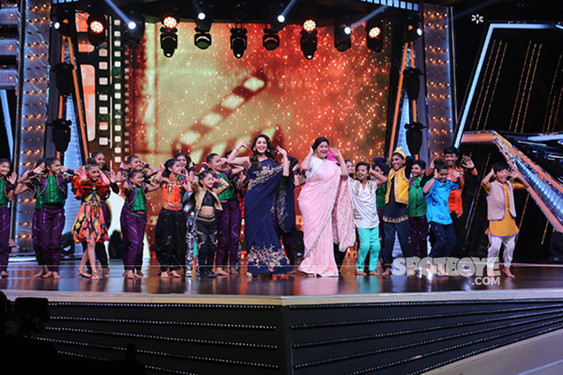 Madhuri Dixit Along With Renuka Shahane Performs With The Contestants Of DID Little Masters