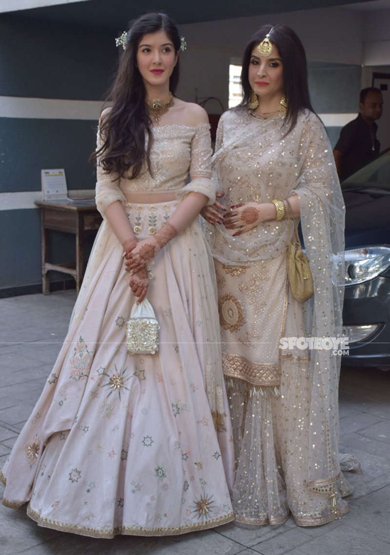 Maheep And Shanaya Kapoor Snapped As They Leave For Sonam s Sangeet Ceremony