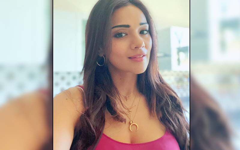 VIRAL! Shah Rukh Khan's Fan Co-Star Megha Gupta Breaks The Internet With Her Bikini Photos; Actress Takes Cold Shower And Talks About Its Benefits -PICS INSIDE
