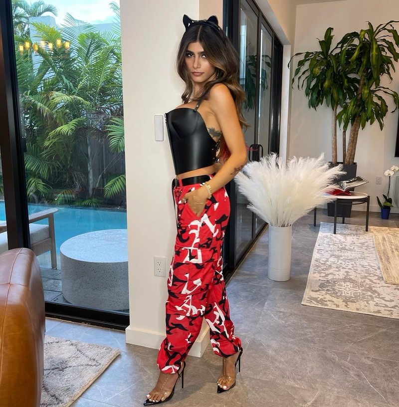 Mia Khalifa Flaunts Her Cleavage And Busty Assets As She Enjoys The 
