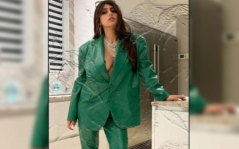 Mia Khalifa Goes Braless In Green Pantsuit: Former Porn Star Is Too Hot To Handle In Her Latest Instagram Photos