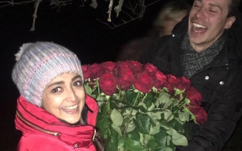 Here's How Monali Thakur's German Husband Maik Richter Proposed To Her For Marriage; On A Christmas Eve With 50 Roses - Oh, So Perfect