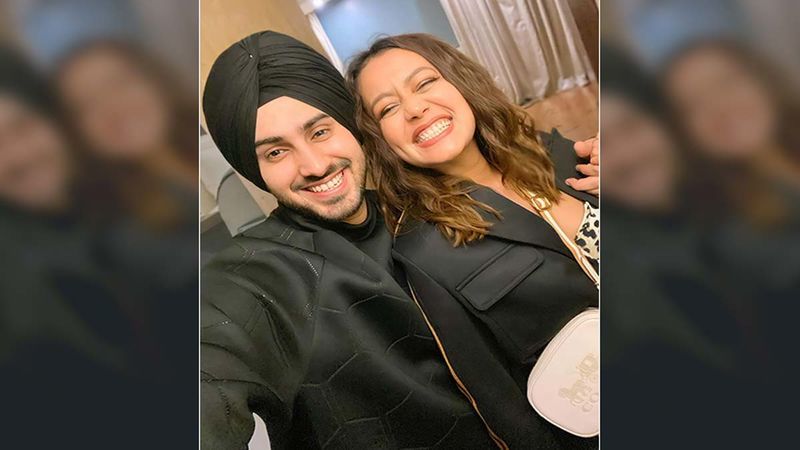 Khad Tainu Main Dassa: Neha Kakkar And Rohanpreet Singh Attempt To Make A Heart Pose In Latest Instagram Video; Song To Be Out Tomorrow - WATCH
