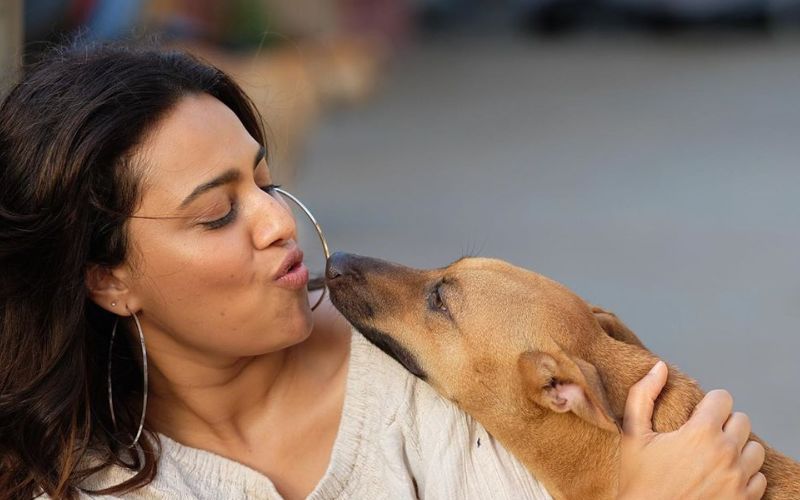 Swara Bhasker Is Spending Her Isolation Time With Her Pet Dog; Says 'Never Thought That I Would Be Picking Up Dog Poop'