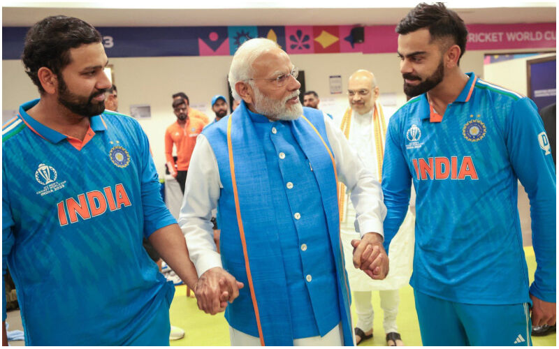 World Cup 2023 FINAL: PM Narendra Modi Comforts Virat Kohli, Rohit Sharma And Team India After Losing To Austraila! Says ‘Ye Sab Hote Rehta Hai’