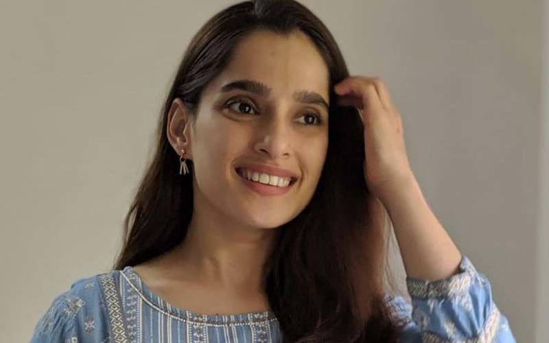 Priya Bapat Croons To Badey Acche Lagte Hai In A Candle-lit Backdrop