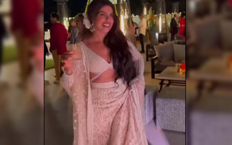 Priyanka Chopra Jonas Wows Fans As She Grooves To Shah Rukh Khan's Song 'Deewangi Deewangi' From 'Om Shanti Om' At A Diwali Party -WATCH VIRAL VIDEO
