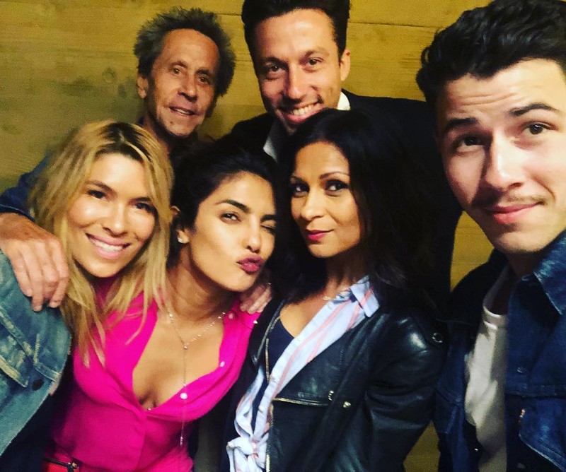 Priyanka And Nick Poses A Selfie With Friends