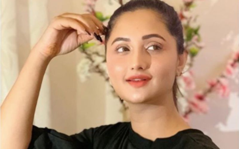 Days After Her Bank Statements Were Leaked, Bigg Boss 13's Rashami Desai Tries On Fun Filters Wile Singing Bollywood Tracks- MOOD