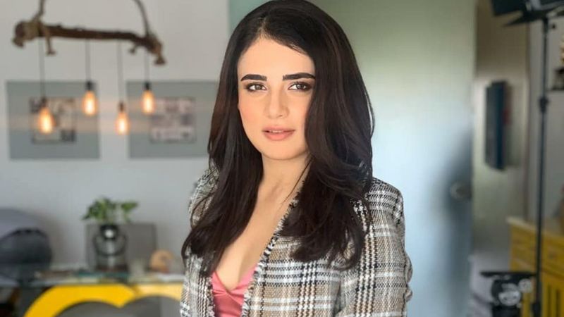 Radhika Madan asks women to not feel awkward with bra straps showing –  India TV