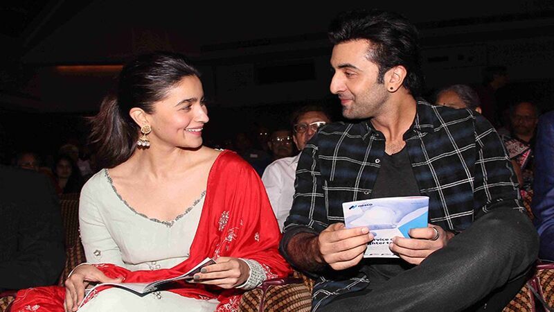 Ranbir Kapoor Turns Into A Protective Boyfriend For Alia Bhatt As They Get Mobbed By Fans At Jodhpur Airport -WATCH