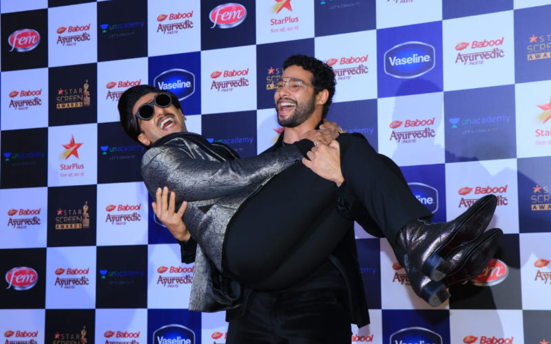 MC Sher Siddhant Chaturvedi Does Bicep Curls Holding Murad Ranveer Singh, Gully Boys Are On Fire - Watch Video