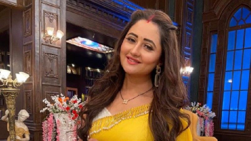 Bigg Boss 13's Rashami Desai Shares A Pic Depicting 'Two Indias'; One Is Of Kangana Ranaut's Y Class Security And The Other Of Protesting Indian Farmers