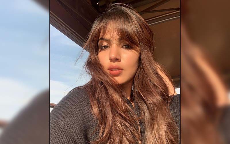 Rhea Chakraborty Reminds Everyone To Love Their Life As She Talks About Overuse Of Social Media; Says, 'Your Life Is Not Here, It's All Around You'