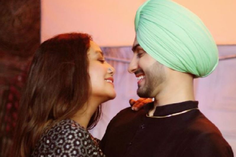 Neha Kakkar Posts A 'Love At First Sight' Picture With Alleged BF Rohanpreet Singh But Her HUGE DIAMOND RING Does All The Talking