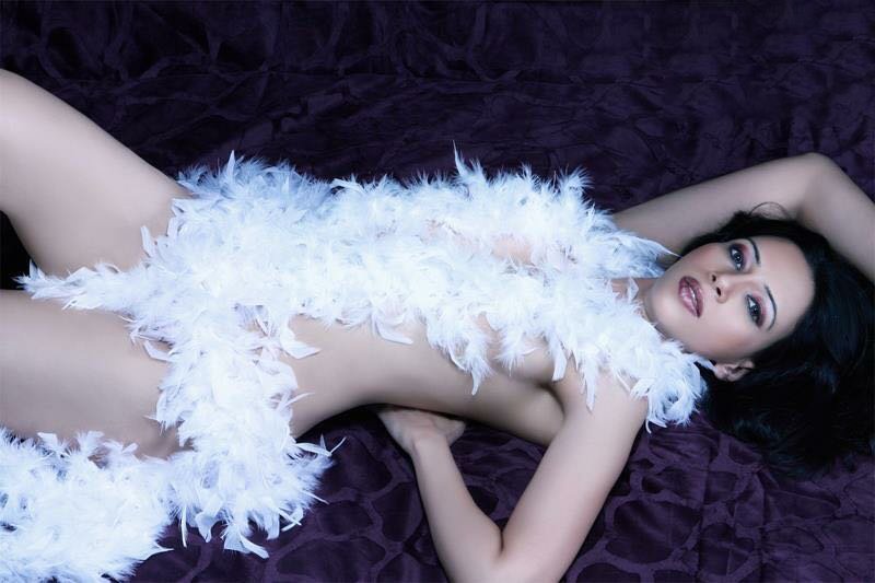 Rozlyn khan hot pic in feathers