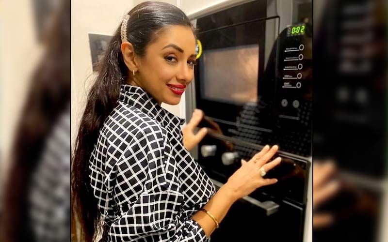 Anupamaa Actress Rupali Ganguly 'Checks' On Her Food To Avoid Wrecking; Slays In A Black And White Shirt