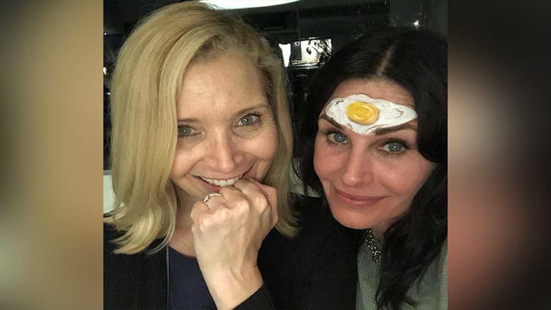 FRIENDS Star Lisa Kudrow Asks ‘Again Court?’ After Courteney Cox Sports A Cool Sunny-Side Up Art On Her Forehead