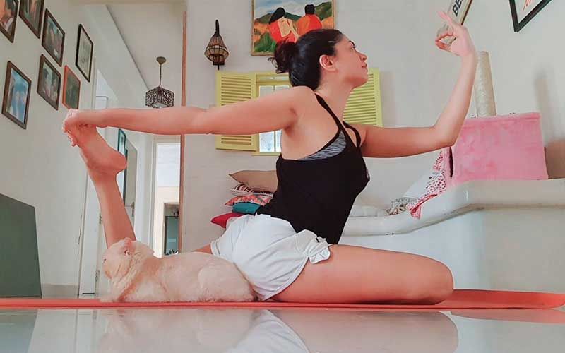 FIR Actress Kavita Kaushik Pulls Off A Well-Balanced Yoga Asana; Pet Jaggu Steals The Show
