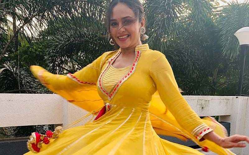 Amruta Khanvilkar Poses In Faded Yellow Pant Suit With Black Lace