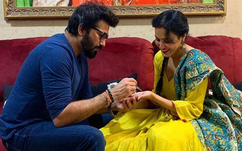 Kamya Punjabi's Husband Lovingly Applies Mehendi On Her Hands On The Occasion Of Karwa Chauth 2020
