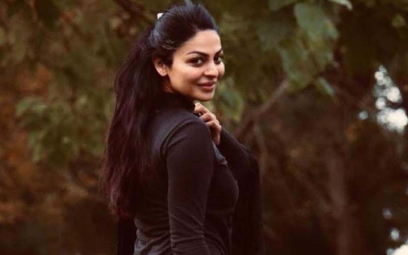 Neeru Bajwa shares her fitness mantra with a stunning morning-walk pose
