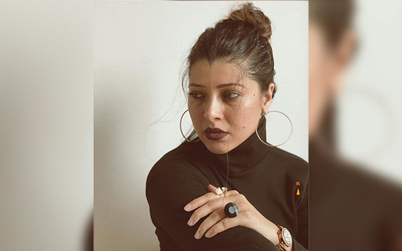 Tejaswini Pandit Looks Ravishing In Her New Picture In This Dark And Earthy Ensemble