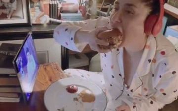 Kareena Kapoor Khan Binge-Watches Friends Sitcom Like Every Other Fan; Enjoys A Mouth-Watering Burger Sent By Rhea Kapoor-WATCH